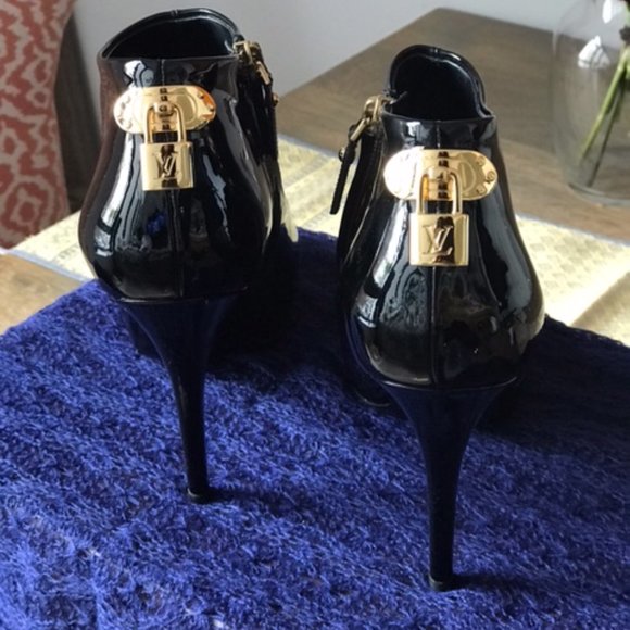 Louis Vuitton: Peep toe patent leather bootie in Black / Noir  (38.5) - Picture 3 of 11